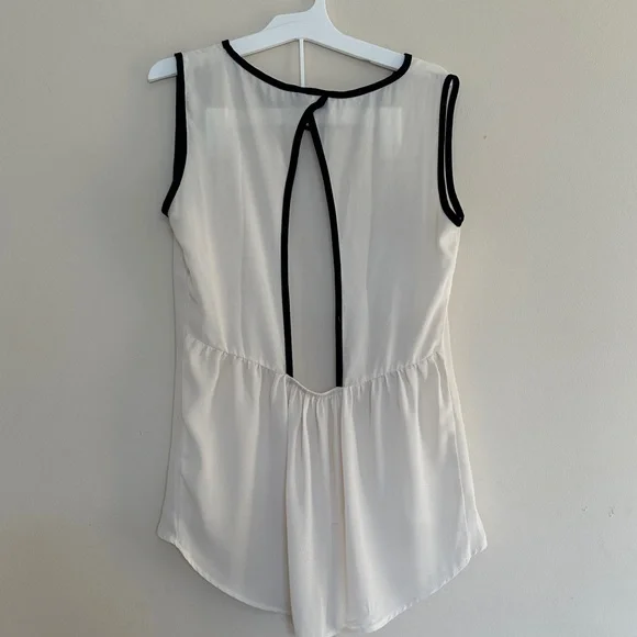 XOXO Ivory Sleeveless Blouse with Black Trim women’s Medium Back Open Ruffle - Picture 2 of 6